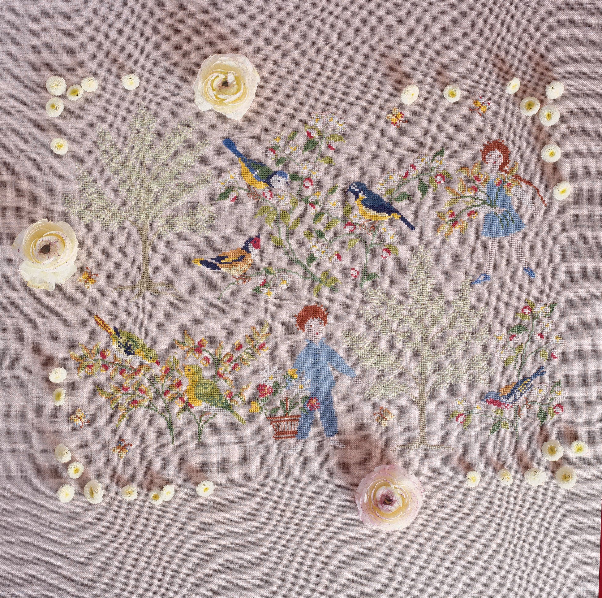 Grille broderie point de croix : partie de campagne printanière, oiseaux & papillons, motif 263×190 pts, 47,8×34,5 cm. DMC, 6 pages