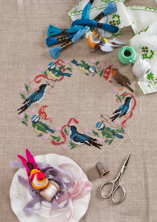 
Grille broderie point de croix : passereaux de printemps & couture, motif 116×94 pts, 21,1×17,1 cm. Symboles + couleurs DMC, 6 pages.