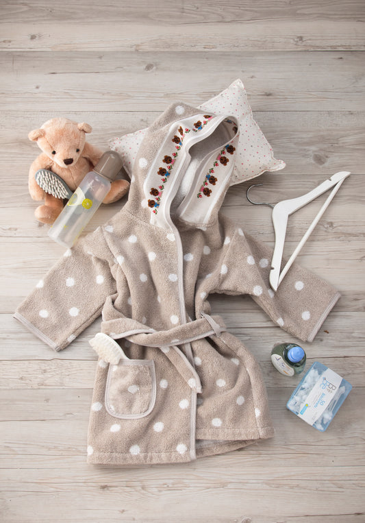 Grille point de croix Peignoir bébé – Petit ours en peluche brodé sur peignoir beige, cadeau naissance, Création Point de Croix