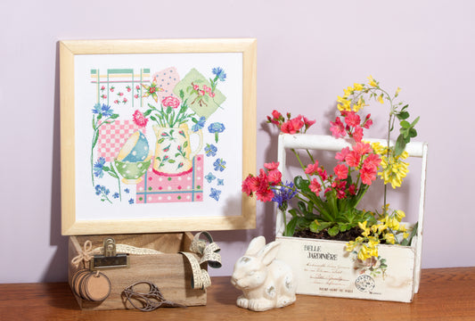Grille de broderie au point de croix : Petite cuisine fleurie, vaisselle ancienne et fleurs d'été. 6 pages avec symboles et références DMC. À broder sur Aïda ou lin.