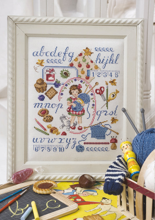Grille de point de croix Petites Mailles et Douce Enfance – alphabet brodé, pelotes de laine et jouets anciens dans une atmosphère rétro, brodé sur lin DMC 11 fils/cm, Création Point de Croix