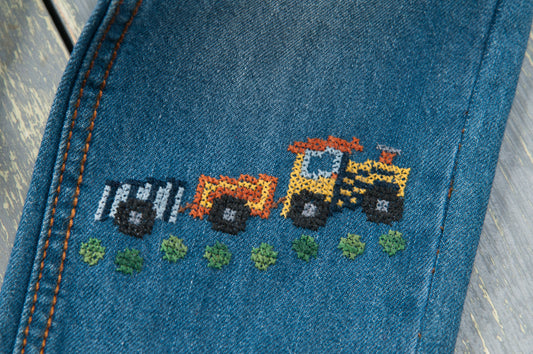 Grille point de croix : 31 petits motifs pour vêtements enfant, toutes saisons. Imprimée sur 6 pages avec symboles et couleurs DMC.