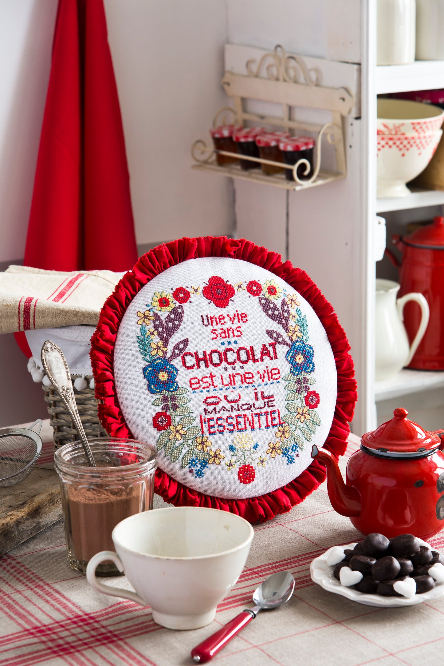 Mélange d’humour et de gourmandise, cette collection de broderies célèbre les petits plaisirs du quotidien. Des modèles à broder sur lin 11 fils/cm ou toile Aïda, signés V. Côme.