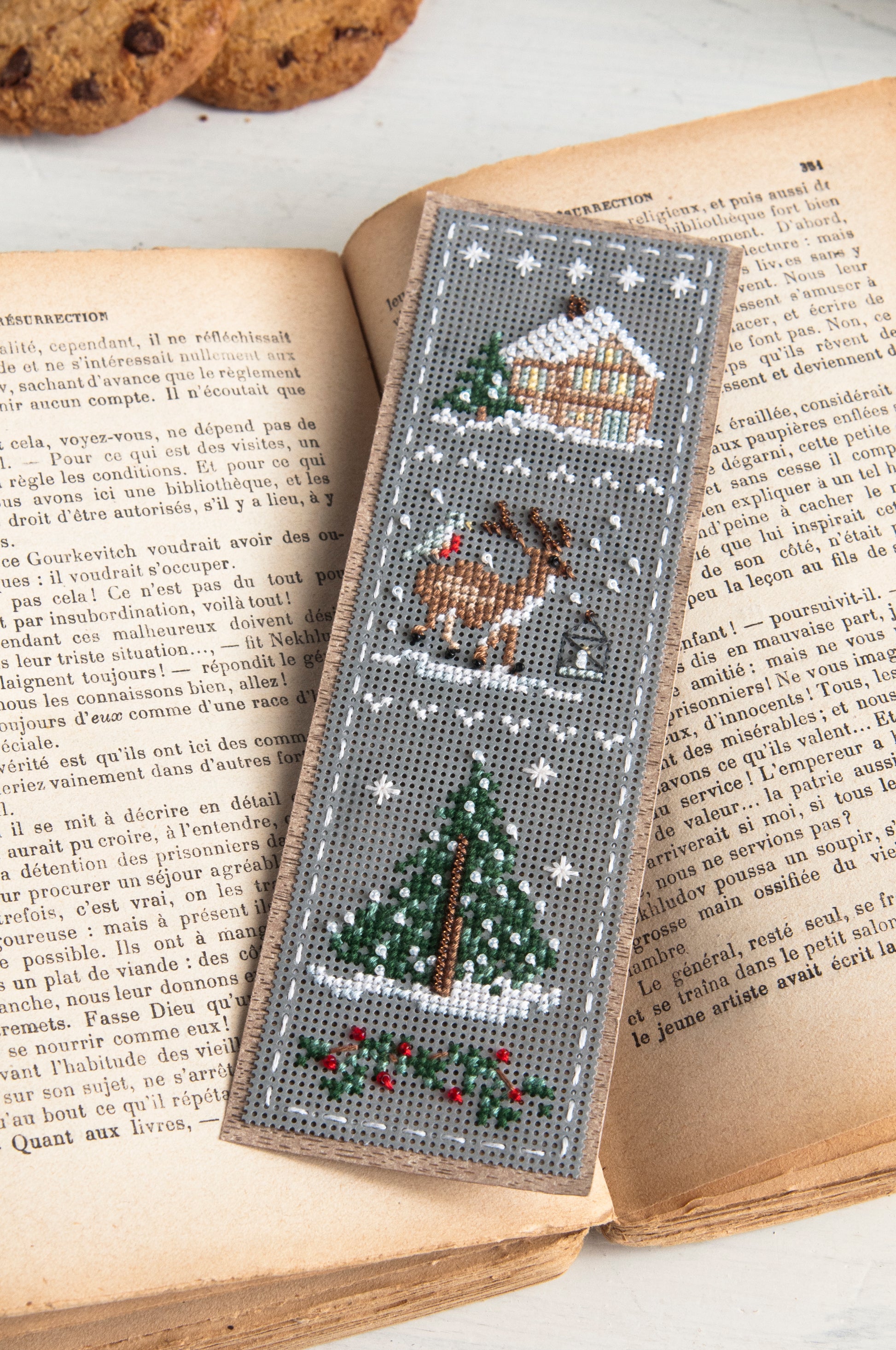 Grille de broderie point de croix : petits objets de Noël faits main (9 motifs). Imprimé couleur (Réf. DMC) sur 6 pages. Illustration Françoise Dieuzaide.