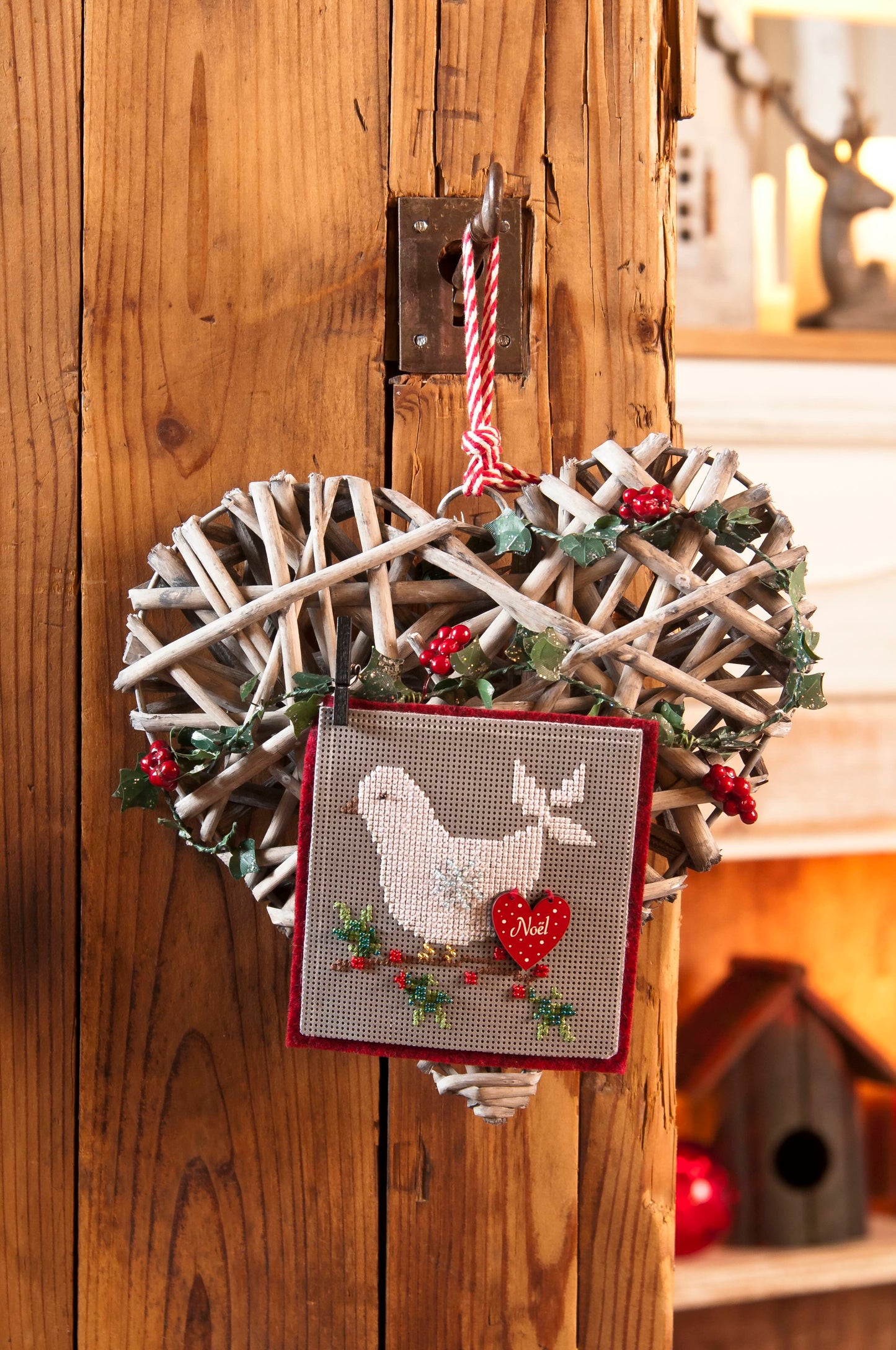 Grille de broderie point de croix : petits ouvrages de Noël, couronne, guirlande et carte brodée sur 8 pages. Symboles et couleurs DMC.