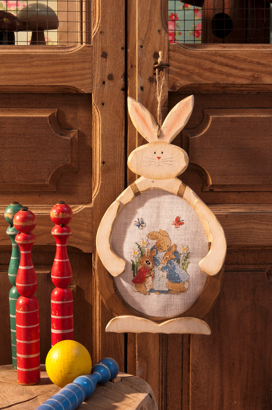 Grille point de croix : Pierrot-Lapin et Maman Lapin sur lin DMC. Motif 82 × 112 pts, env. 14,9 × 20,4 cm. Imprimé symboles & couleurs, 6 pages.