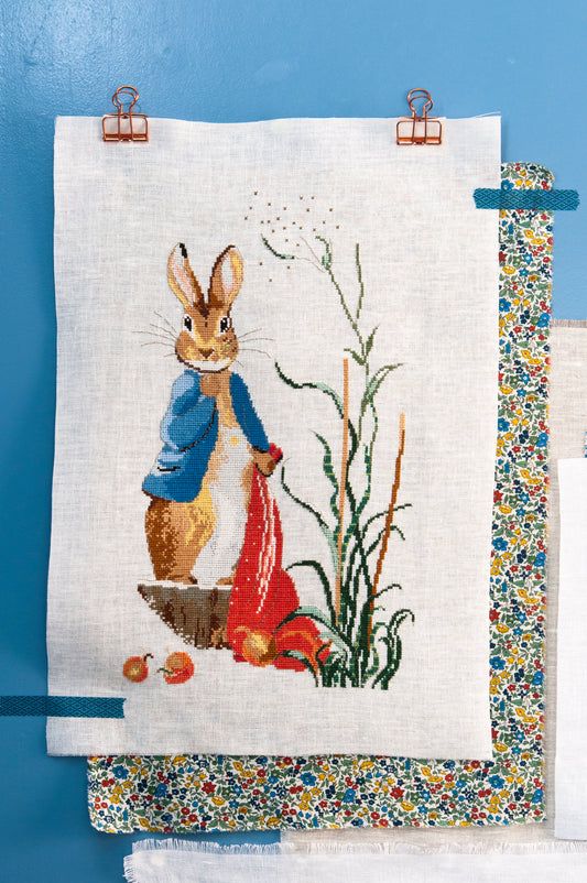 Grille point de croix Pierrot-Lapin dans le potager de M. Grégory – Motif broderie Beatrix Potter, Création Point de Croix