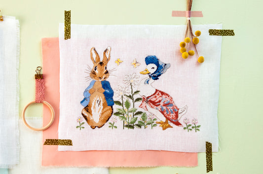 Grille point de croix Pierrot-Lapin et l'oie dans un jardin fleuri – Motif broderie Beatrix Potter, Création Point de Croi