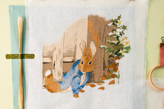 Grille point de croix Pierrot-Lapin sous la barrière – Motif broderie Beatrix Potter, jardin champêtre, Création Point de Croix

