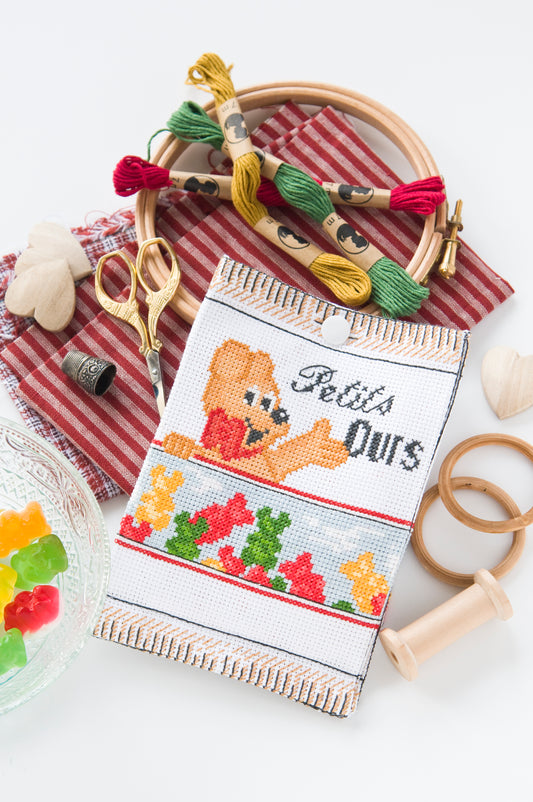 Grille de broderie point de croix : pique-aiguilles et range-ciseaux gourmands en forme de sachet de bonbons. Imprimé couleur (Réf. DMC) sur 6 pages.