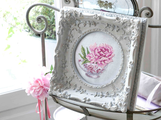 Grille broderie point de croix : pivoine dans une tasse ancienne sur lin blanc cassé. Motif 65x67 pts, env. 11,81x12,18 cm sur lin 11 fils. Ref. DMC.