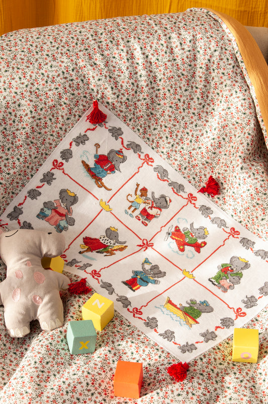 Grille point de croix : plaid ou courtepointe Babar sur lin DMC. Motif 250×143 pts, env. 45,5×26 cm. Imprimé symboles & couleurs, 6 pages.