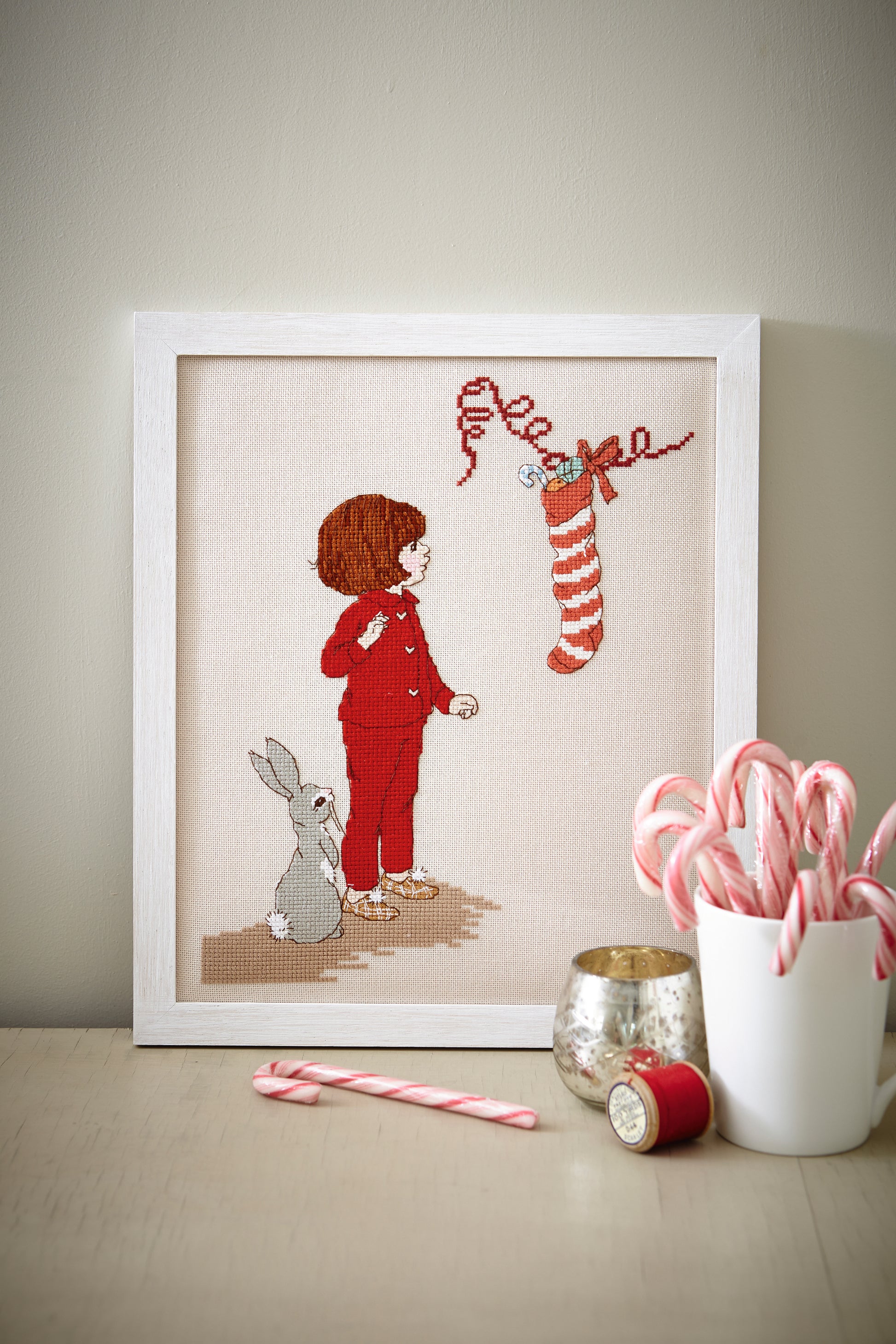 Grille de point de croix Plaisirs de Noël Bell & Boo – Belle et Boo découvrent leurs cadeaux au pied du sapin, brodé sur étamine bleu ciel 10 fils/cm, Création Point de Croix