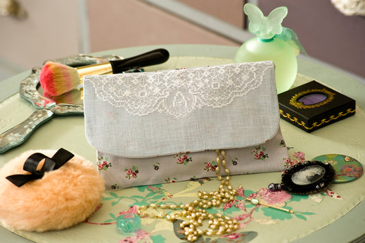 Grille broderie point de croix : pochette bijou dentelle et abécédaire. Motif 35x110 pts, env. 6x20 cm sur lin 11 fils ou Aïda 5,5 pts. Ref. DMC.