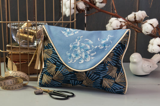 Grille de broderie point de croix : pochette de soirée aux motifs hortensias bleus. Motif 80 x 109 pts, imprimé couleur (Réf. DMC) sur 6 pages. Illustration Marie-Thérèse Saint Aubin. 