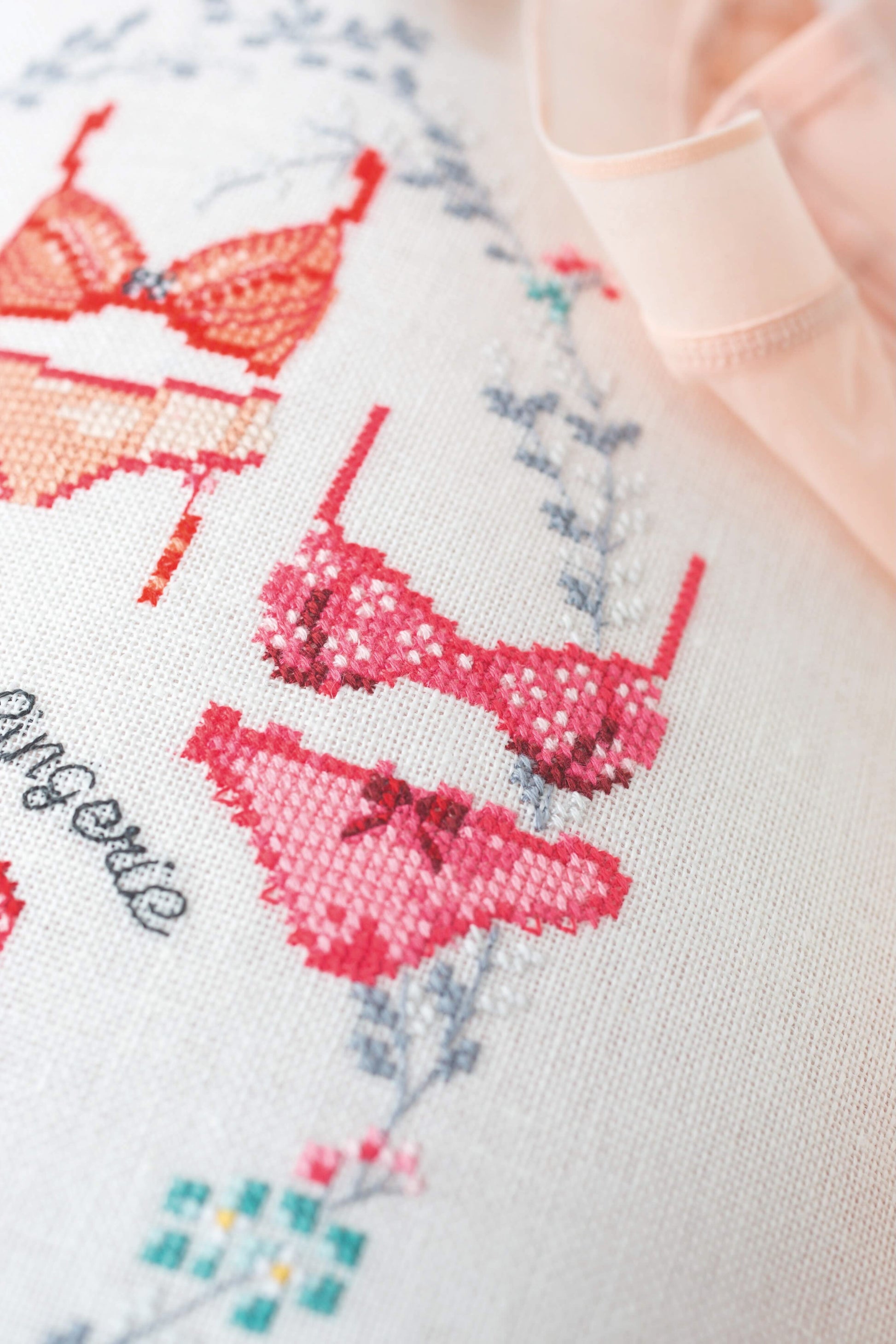 Grille broderie point de croix : pochon esprit boudoir, motif sous-vêtements féminins. 133x98 points, 4 pages, couleurs DMC. Lin blanc.