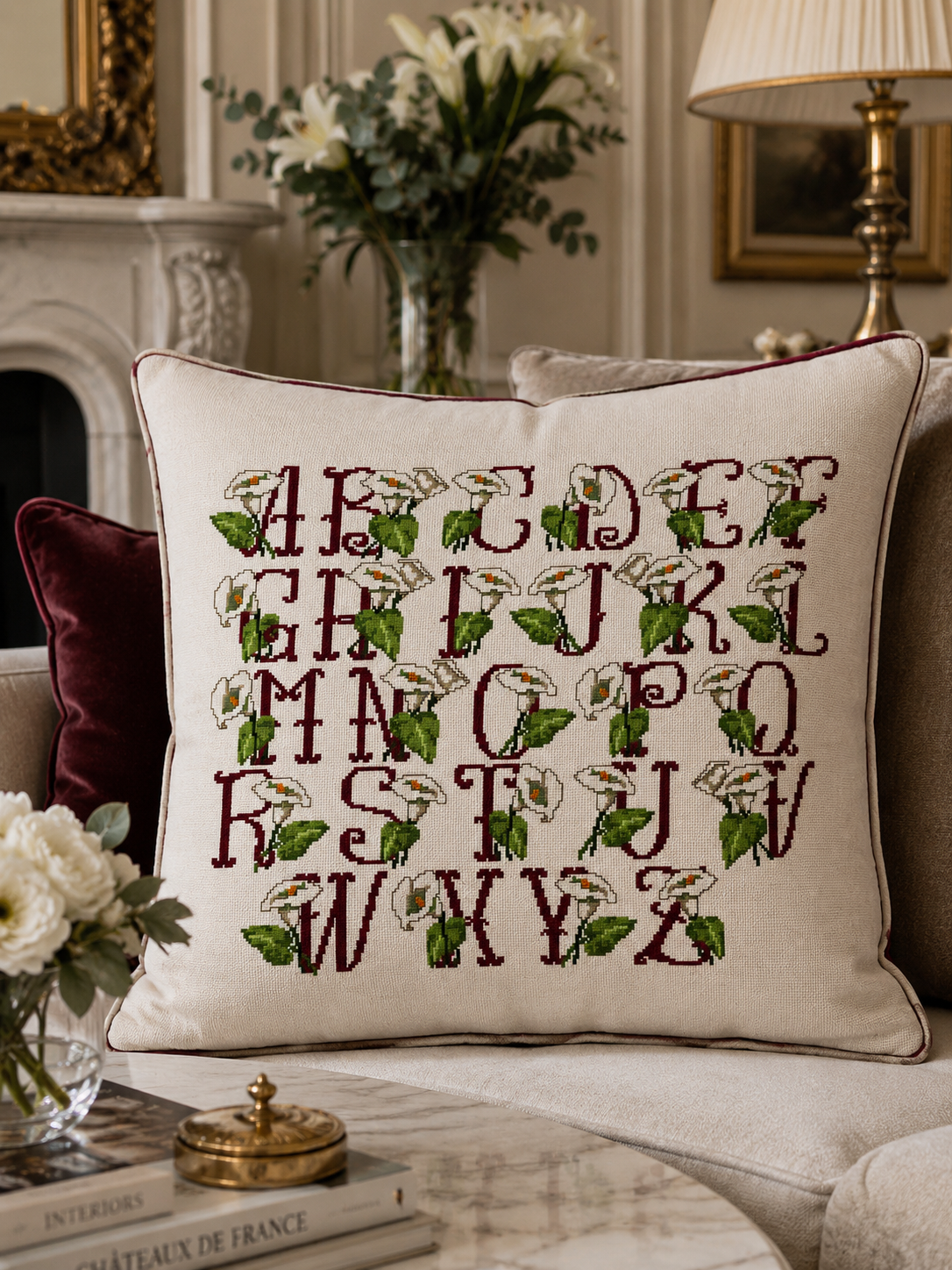 Grille broderie point de croix : Abécédaire Arums Élégants. 226×178 pts sur toile Aïda 5,5 pts/cm. Alphabet floral, arums blancs et bordeaux. DMC 772, 3345, 3777…
