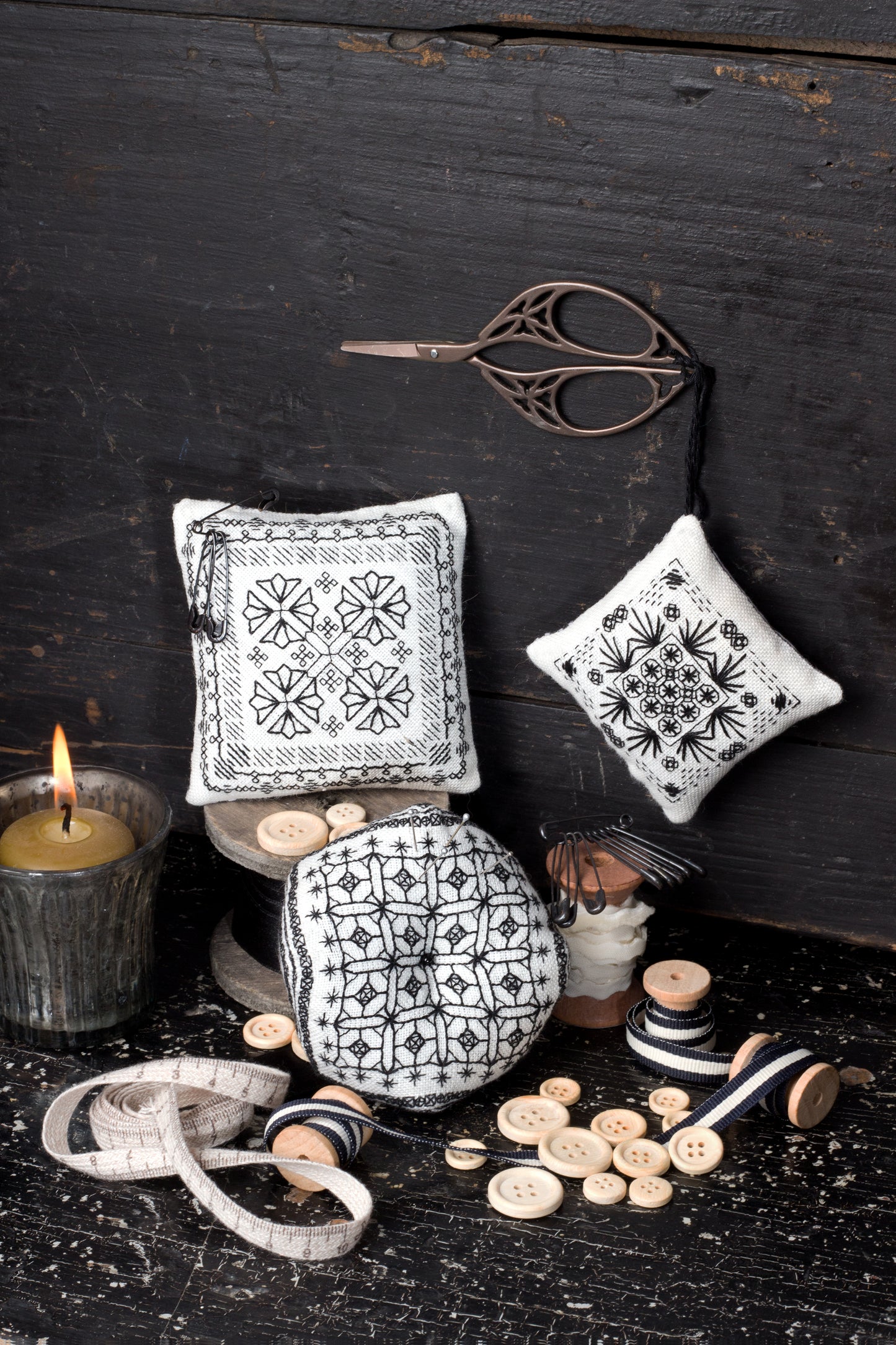 Grille broderie Blackwork : coussins, biscornu, frises au point de piqûre. Motifs noir et mauve sur lin 12 fils/cm. 