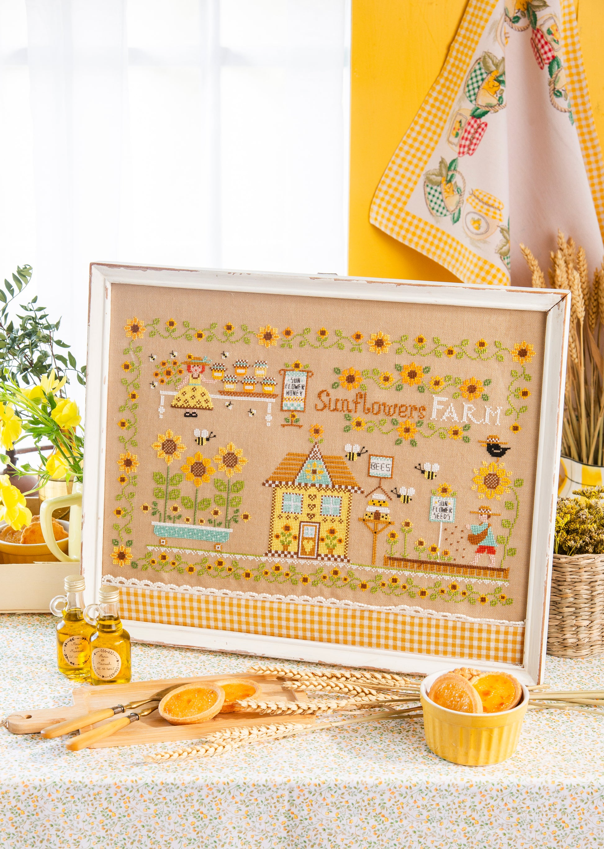 Grille inédite broderie point de croix : Les tournesols. Ferme Sunflowers Farm, abeilles et miel. Toile de lin 32 ct light moka Zweigart. Réf. DMC, 6 pages.