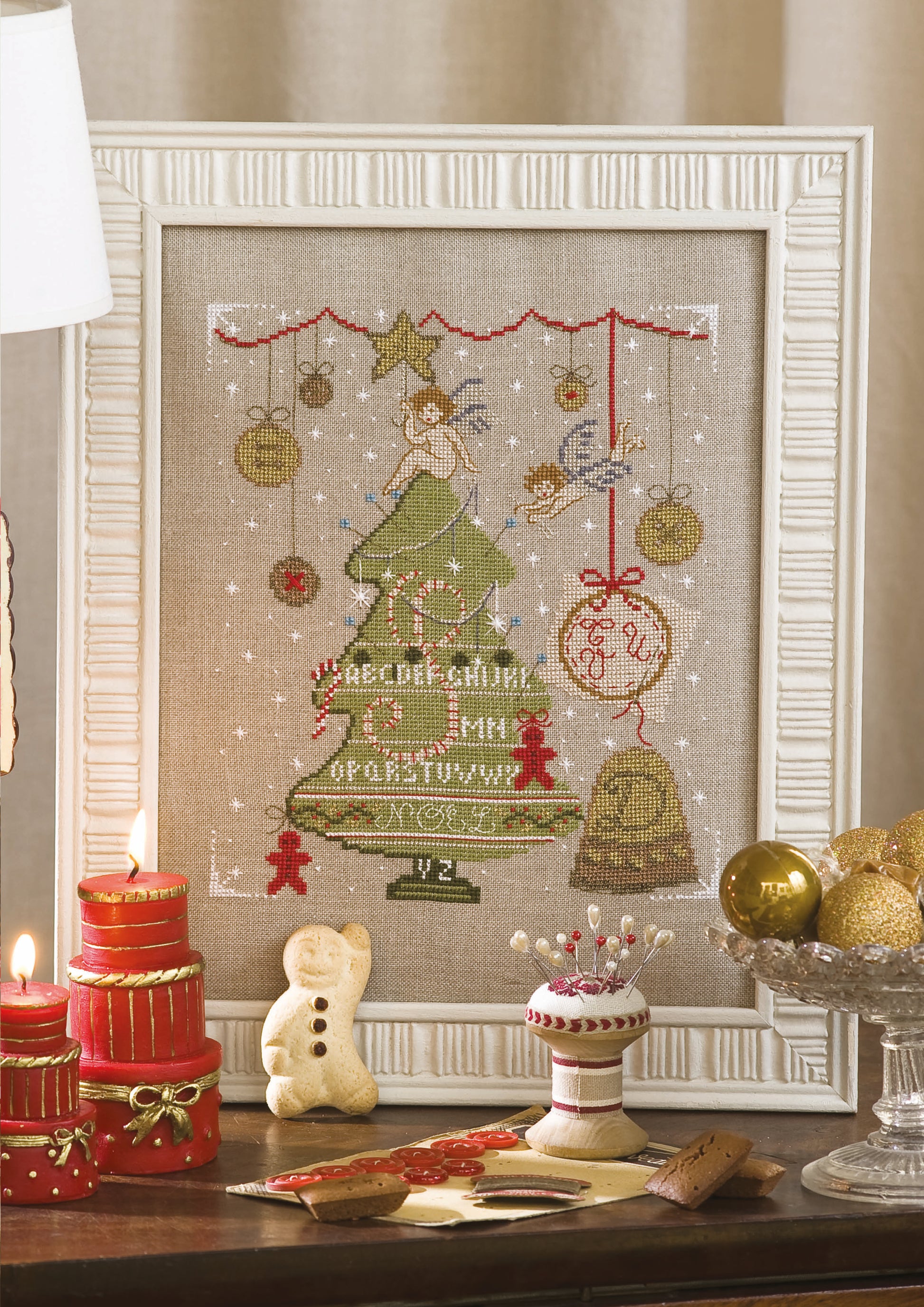 Grille de point de croix Mon Beau Sapin – sapin de Noël composé de pain d'épices, rubans et petites fées, brodé sur lin DMC 11 fils/cm, Création Point de Croix