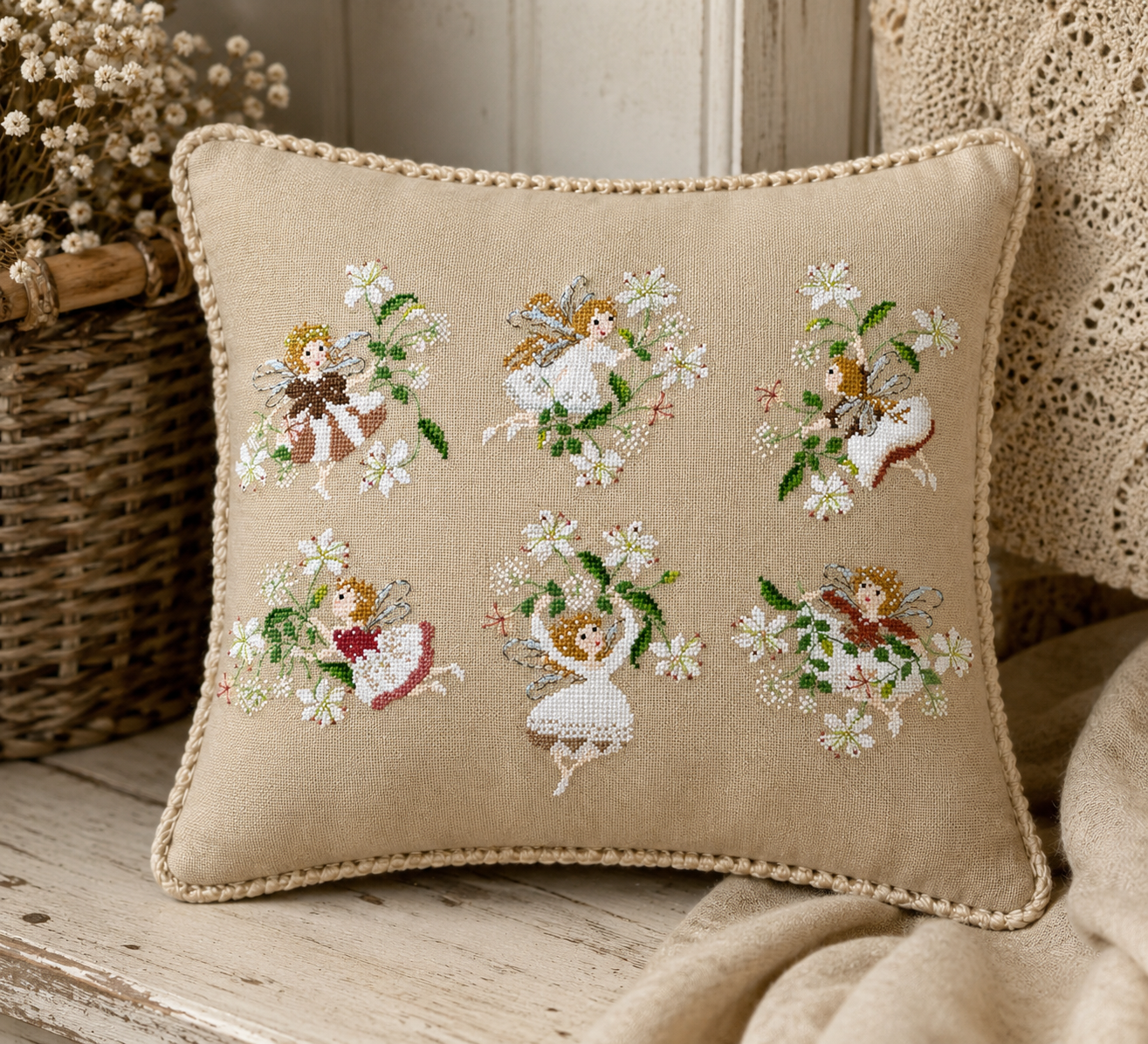 Grille broderie point de croix Petites fées : petites fées, fleurs et feuillages en tons doux. 228×154 pts, coussin poétique à broder sur toile bis ou de couleur.