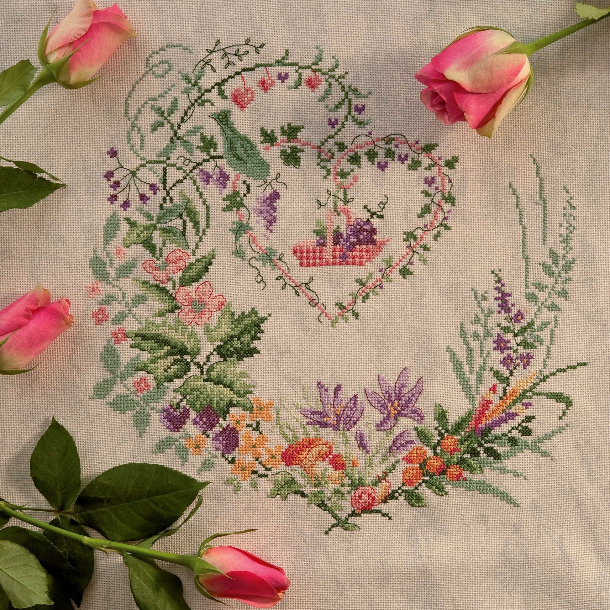 Grille inédite broderie point de croix : Tableau d'automne. Couronne de raisins, champignons et oiseaux par V. Enginger. Toile Lugana 10 fils/cm gris marbré. Réf. DMC, 6 pages.