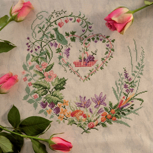Grille inédite broderie point de croix : Tableau d'automne. Couronne de raisins, champignons et oiseaux par V. Enginger. Toile Lugana 10 fils/cm gris marbré. Réf. DMC, 6 pages.