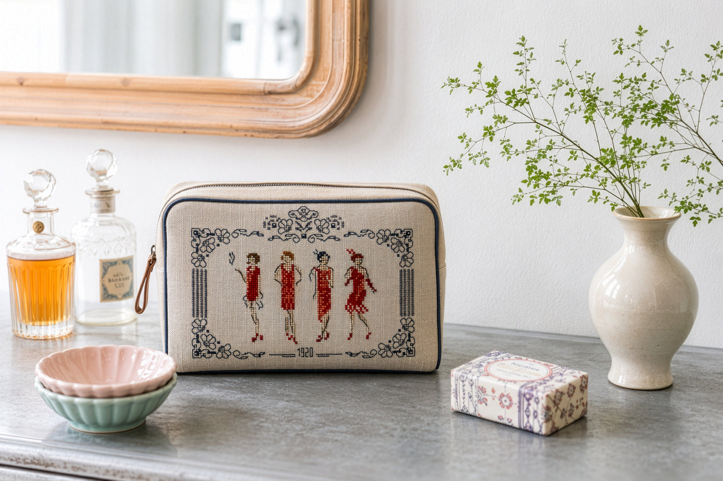 Grille inédite broderie point de croix : Trousse Élégance 1920. Silhouettes Art déco années folles. Toile de lin 12 fils/cm blanc cassé. Réf. DMC, 6 pages.