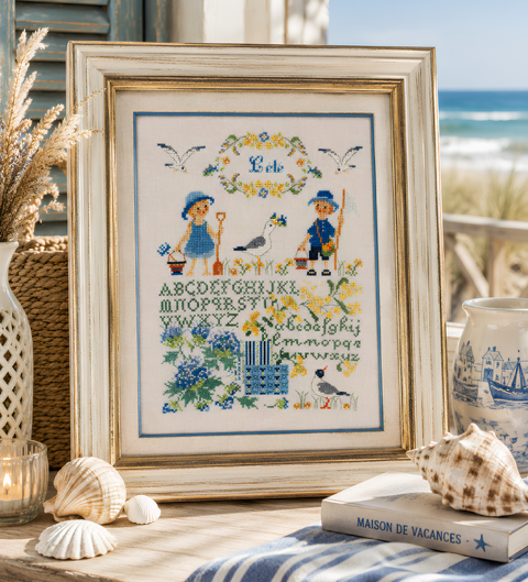 Grille broderie point de croix : été au bord de mer avec abécédaire. 110×150 pts, env. 20×27,3 cm. Toile Aïda 5,5 pts/cm ou lin 11 fils/cm.