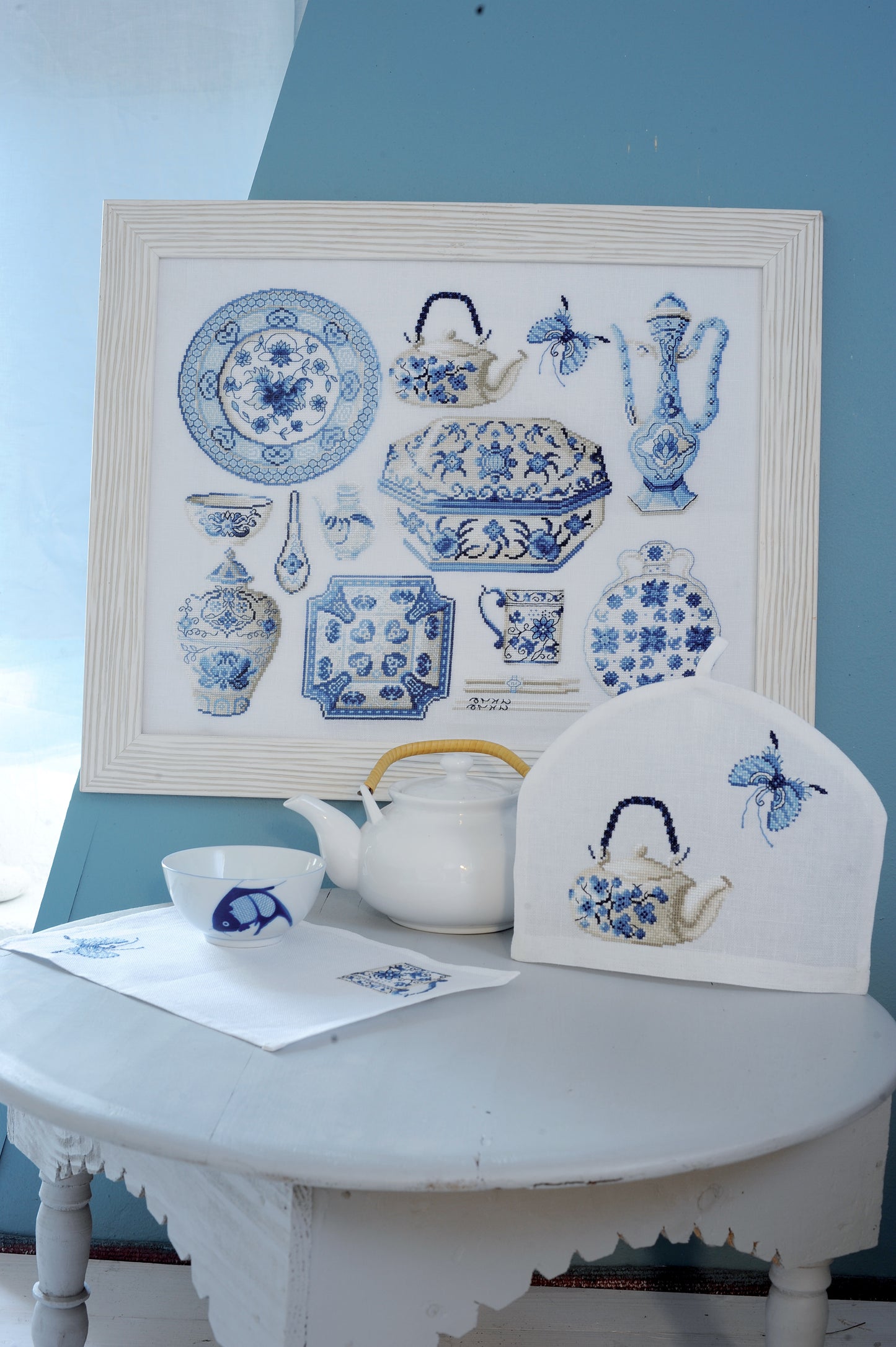 Grille de broderie au point de croix : Porcelaines de Chine, décors bleu et blanc orient aux. 6 pages avec symboles et références DMC. À broder sur lin ou Aïda.