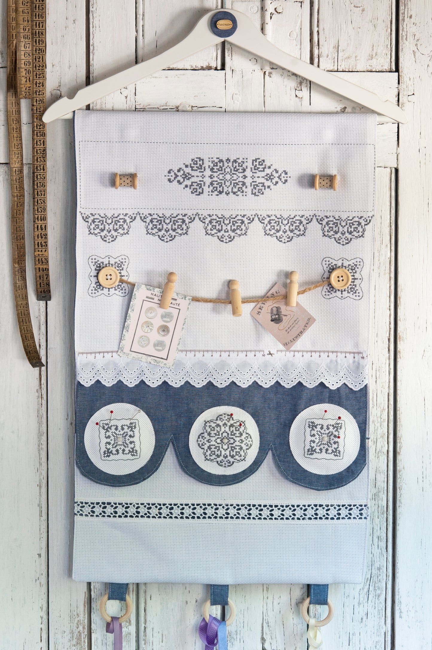Grille de broderie point de croix « Porte-Manteau Atelier » : pêle-mêle à broder pour l'atelier couture. DMC, 6 pages – motif rectangulaire, rosace et losange.