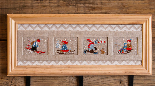 Grille point de croix : portemanteau enfant thème jeux à la neige. Motif 23x33 pts, lin blanc 11 fils, réf. DMC. Grille sur 4 pages.
