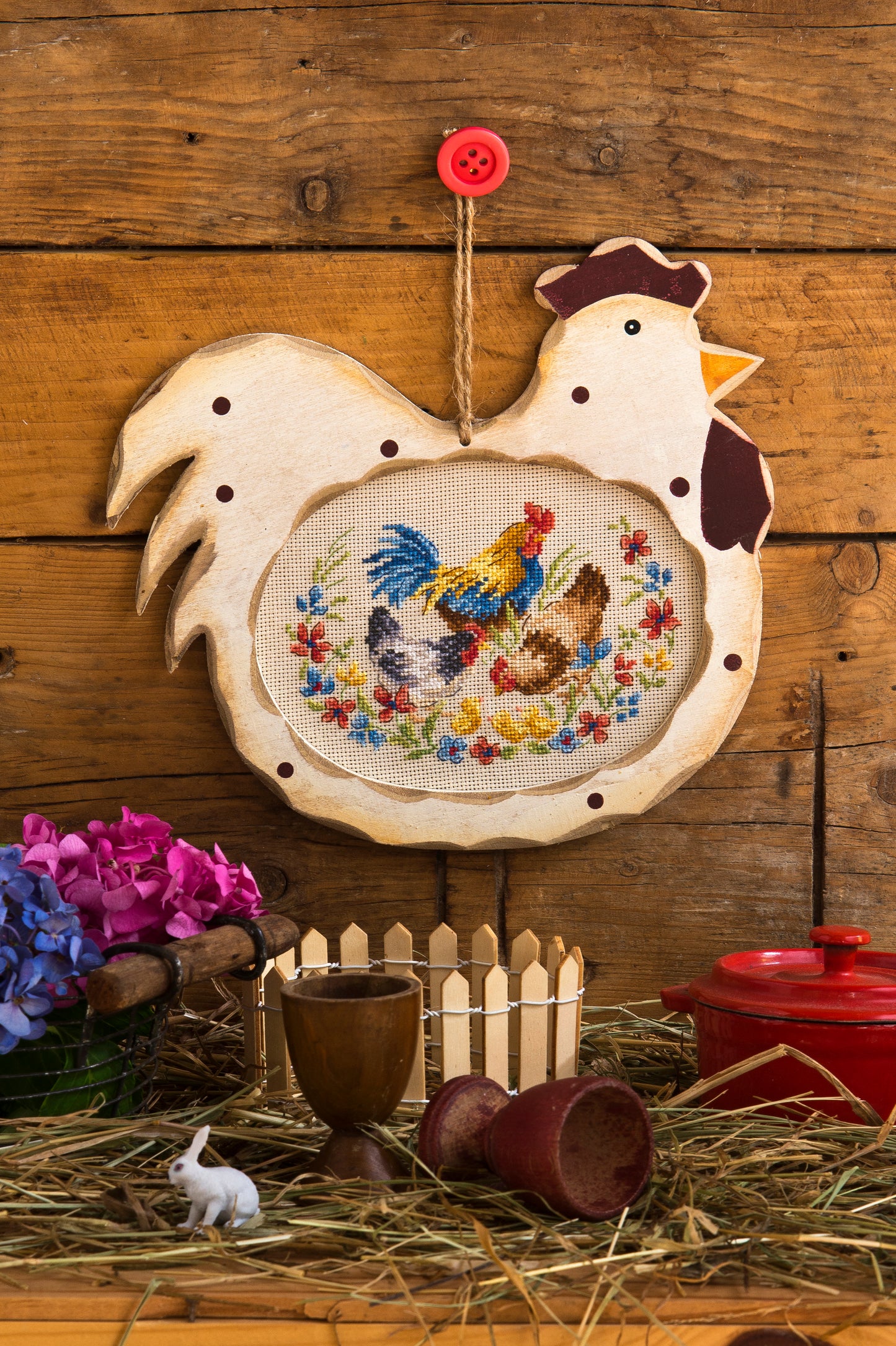 Grille point de croix : poules et coq dans un jardin fleuri. Sur lin 7 pts beige, motif 95x65 pts, environ 11,8x17,3 cm. 6 pages DMC. Décor campagnard.