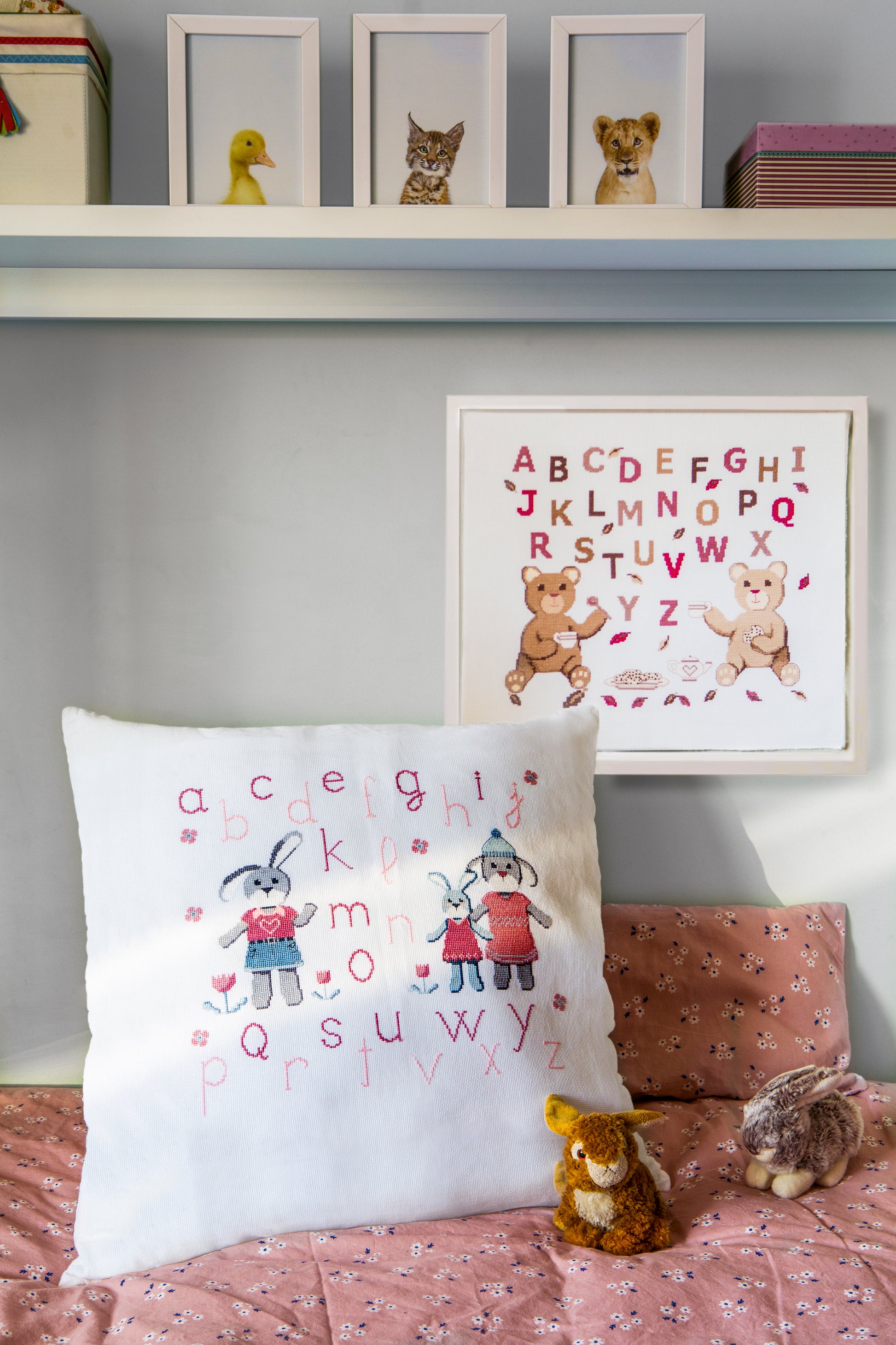 Grille broderie point de croix : abécédaires avec ours et lapins pour chambre enfant. 10 pages, symboles et couleurs DMC. Toile Aïda ou lin.
