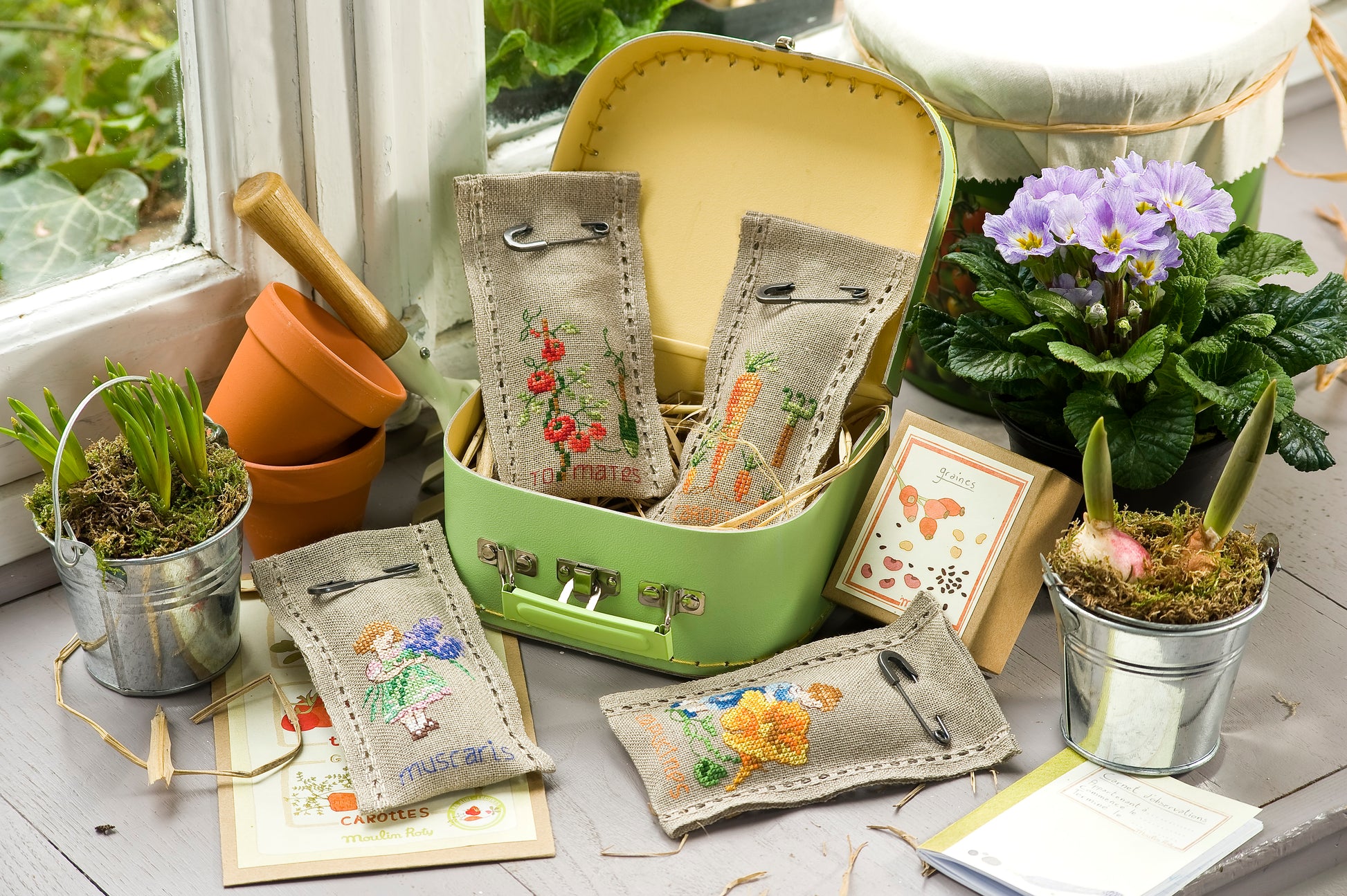 Grille broderie point de croix : sachets de graines pour nécessaire de jardinage enfant. Motif 42x30 pts, env. 5,45x7,63 cm sur lin 11 fils. Ref. DMC.
