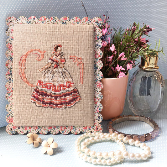Grille point de croix : robes crinoline inspirées d'Autant en emporte le vent. Motif 50 x 50 points (9,09 x 9,09 cm), 6 pages, couleurs DMC.