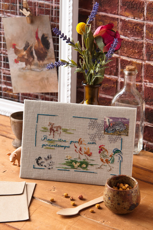 Grille point de croix : mots d'amour fleuris avec abécédaire. 125 x 183 points, imprimée sur 6 pages avec symboles et couleurs DMC. Toile écrue 12 fils.