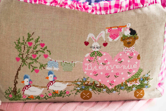 Grille broderie point de croix : sac famille d'oies pour bébé. 145x223 points, 4 pages, couleurs DMC. Lin naturel.