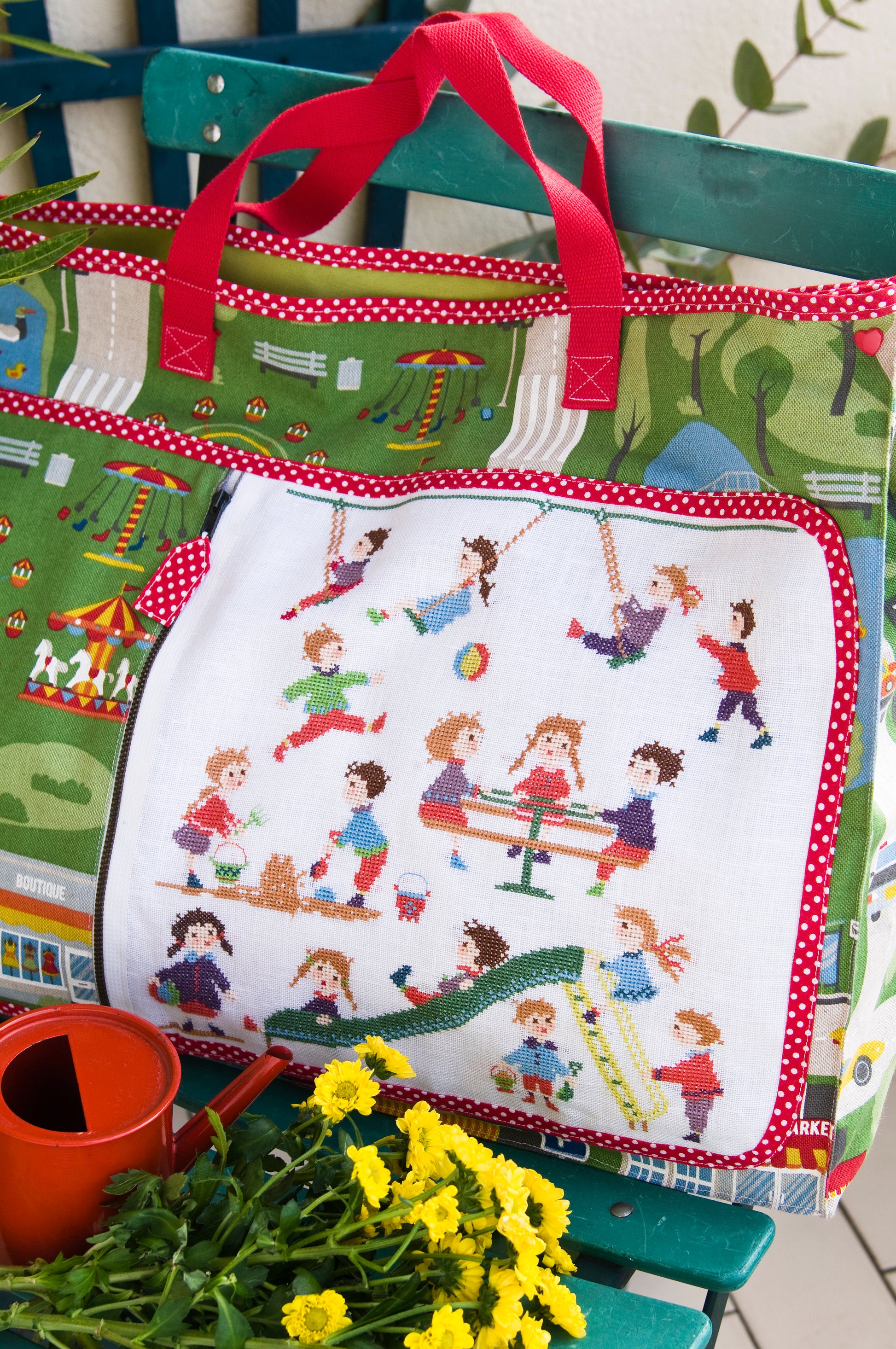 Grille de broderie point de croix : sac à jouets pour aller au parc. Motif 140 x 150 pts, imprimé couleur (Réf. DMC) sur 8 pages. Illustration Perrette Samouiloff