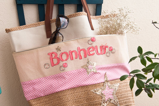 Grille de broderie point de croix : sac bonheur à broder sur lin bis. Imprimée avec symboles et couleurs DMC sur 6 pages.