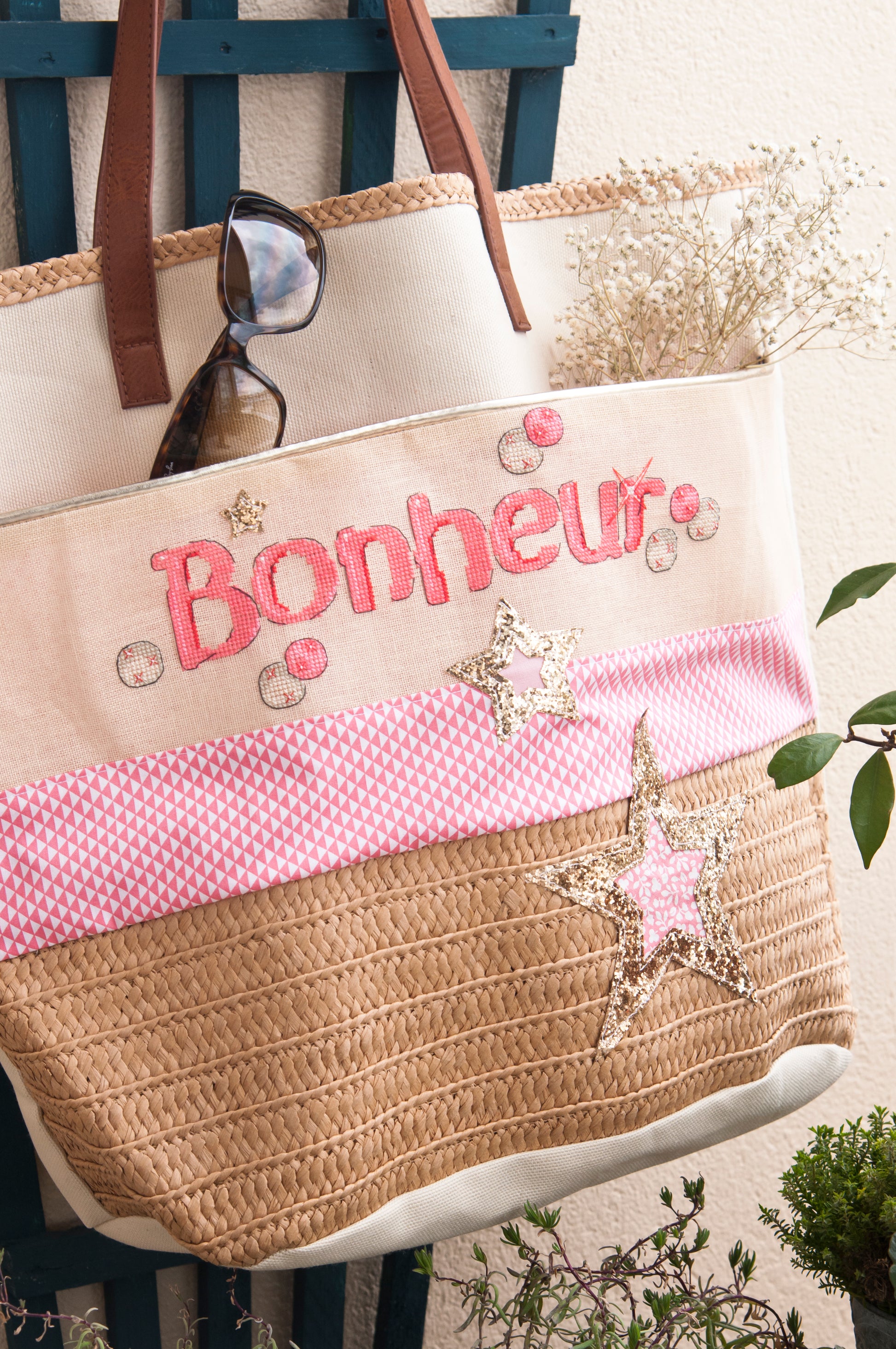 Grille de broderie point de croix : sac bonheur à broder sur lin bis. Imprimée avec symboles et couleurs DMC sur 6 pages.