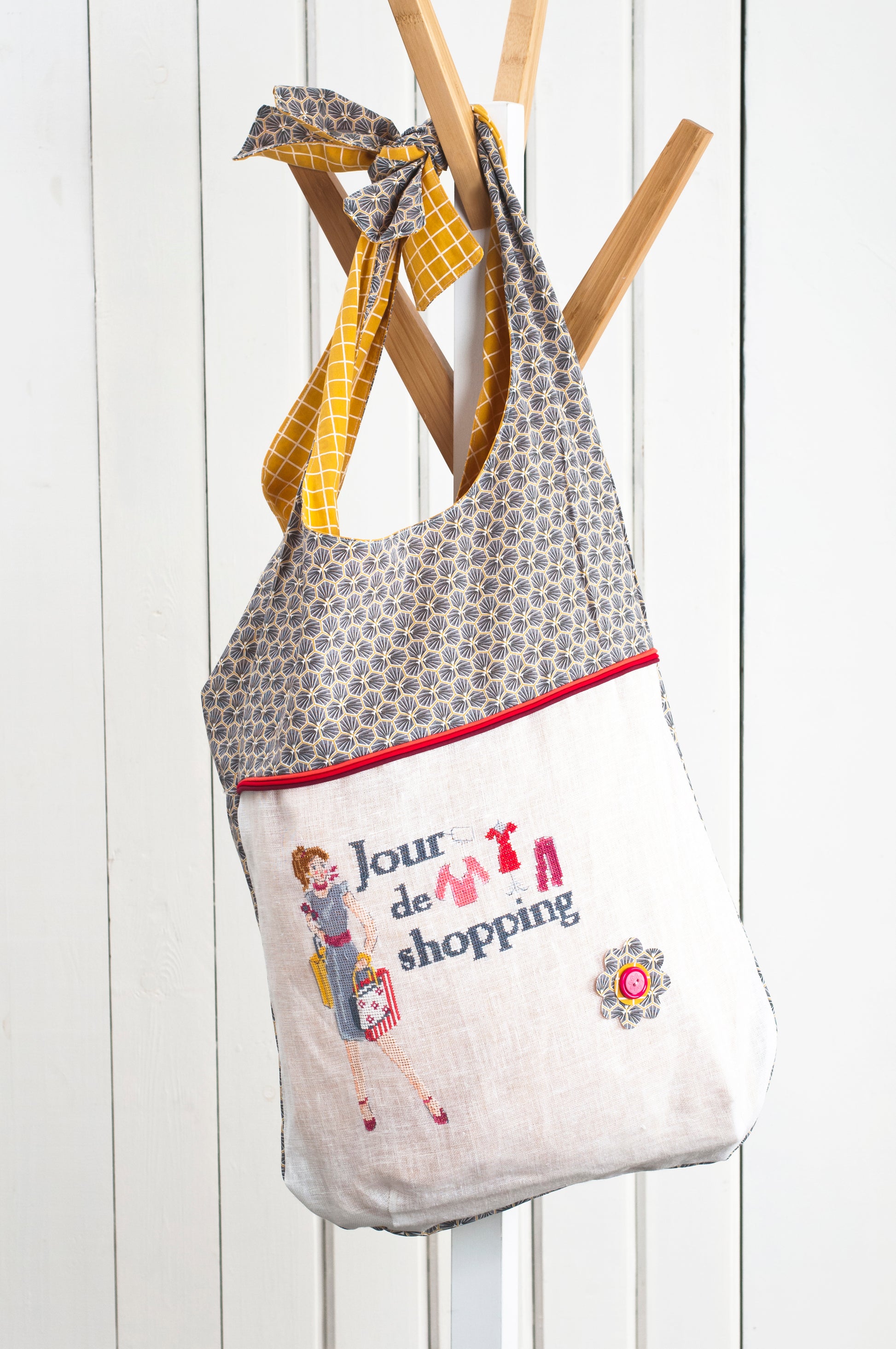 Grille point de croix : sac brodé double usage, recto marché et verso shopping. Imprimée sur 6 pages avec symboles et couleurs DMC. Lin 11 fils blanc.
