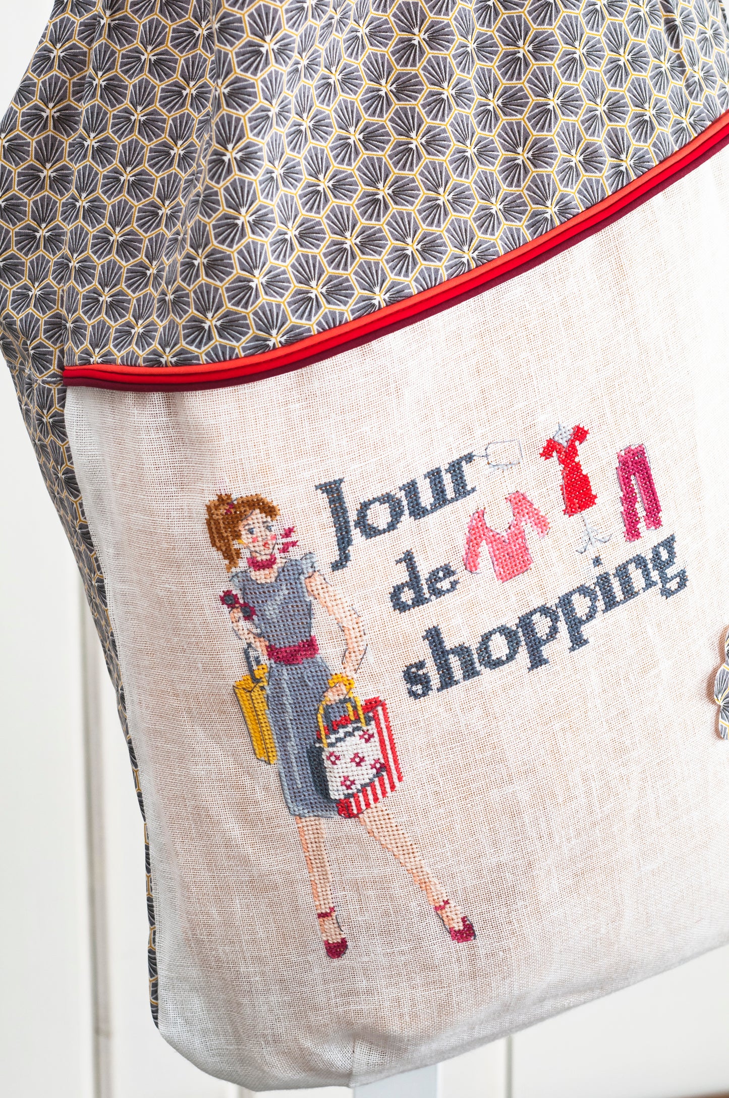 Grille point de croix : sac brodé double usage, recto marché et verso shopping. Imprimée sur 6 pages avec symboles et couleurs DMC. Lin 11 fils blanc.