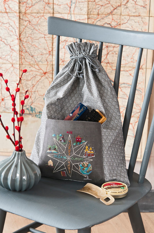 Grille de broderie point de croix : sac à chaussures et embauchoirs, idée cadeau personnalisée. Imprimée en couleur avec références DMC sur 4 pages.