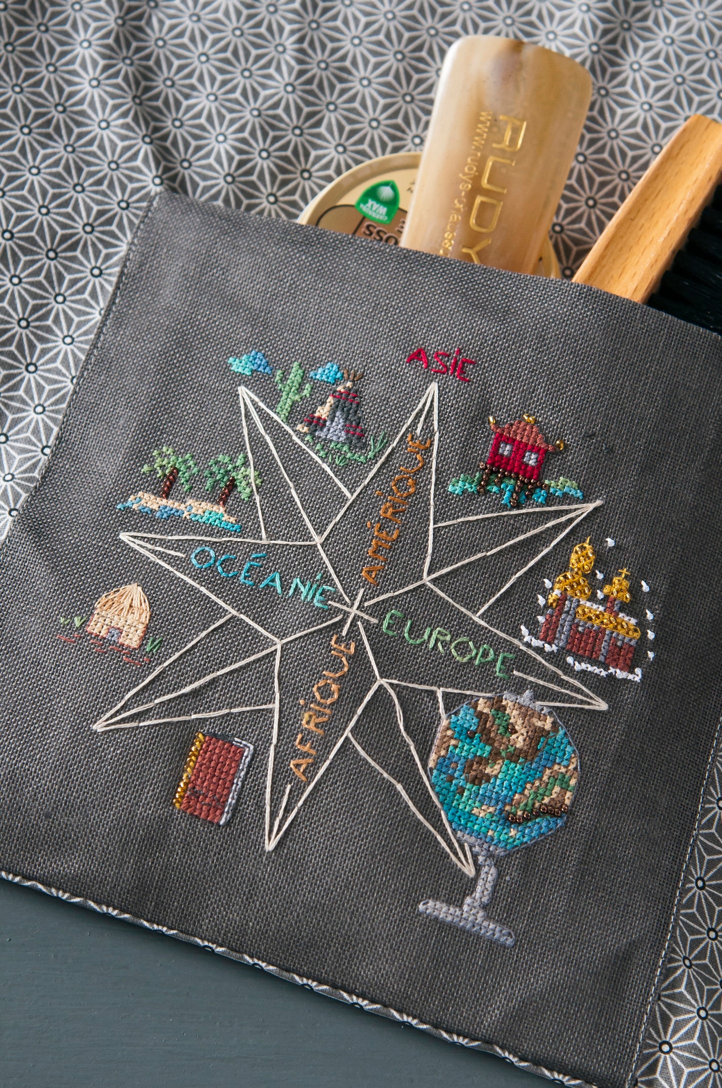 Grille de broderie point de croix : sac à chaussures et embauchoirs, idée cadeau personnalisée. Imprimée en couleur avec références DMC sur 4 pages.