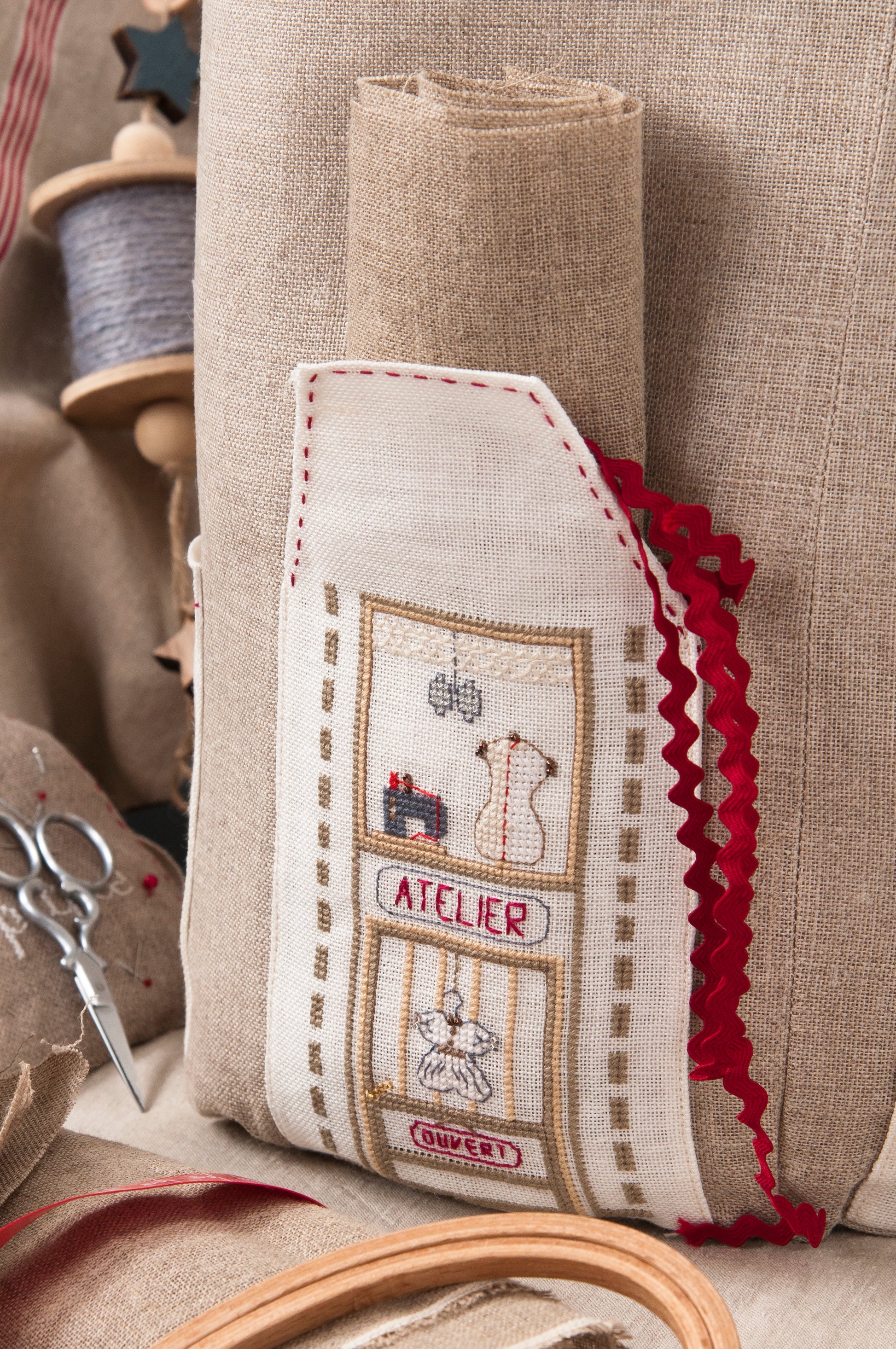 Grille point de croix : grand sac d'atelier brodé, style nécessaire de mercière. Imprimée sur 6 pages avec symboles et couleurs DMC. Toile ivoire 12 fils.