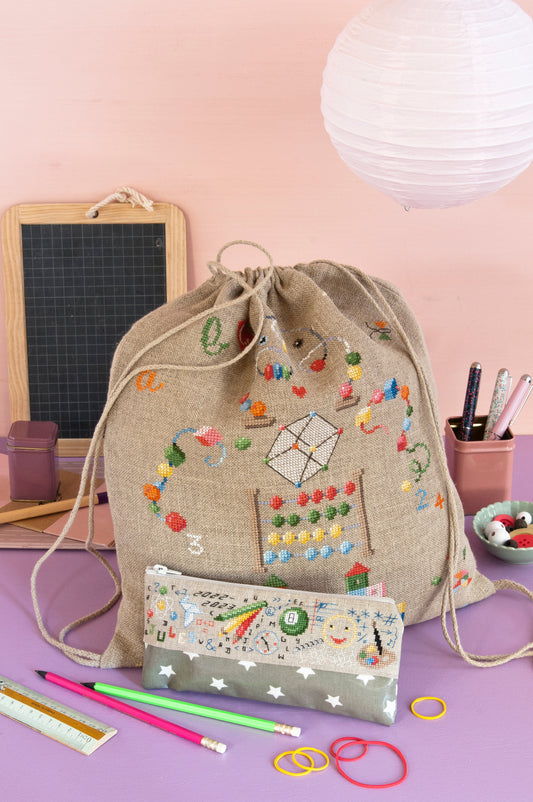 Grille de broderie point de croix « Sac à dos et trousse » par M. Bonnin : accessoires scolaires à broder sur lin bis 11 fils. DMC, 6 pages, sac 27 x 30 cm, trousse 5 x 22 cm.