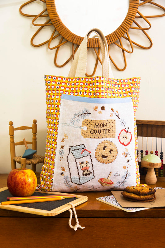 Grille de broderie point de croix : sac à goûter pour enfants par H. Le Berre. Réf. DMC incluse. À broder sur lin ou Aïda. Création Point de Croix.