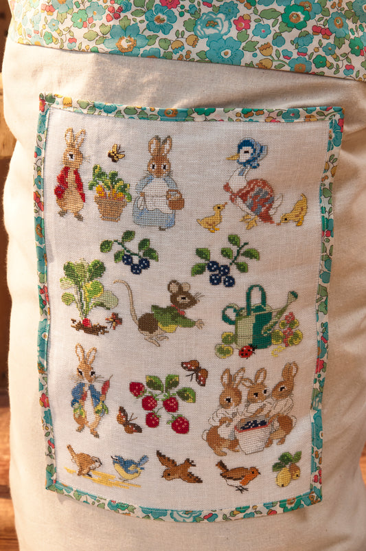 Grille point de croix : sac à jouets Pierrot-Lapin sur lin DMC. Motif 120 × 170 pts, env. 21,8 × 30,9 cm. Imprimé symboles & couleurs, 6 pages.