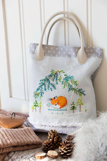 Grille de broderie point de croix : sac maisonnette renard Gaspard, 120x120 points sur 6 pages. Motif animal hiver. Symboles et couleurs DMC.